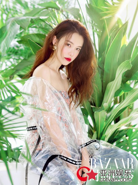 黄一琳夏日写真曝光 清新灵动元气满满