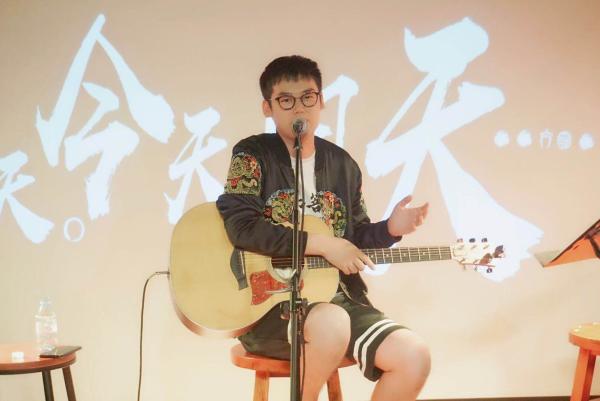 唱作人方磊首场音乐会在京举办，乐迷含泪合唱崔恕任嘉宾