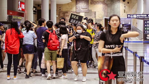 创造101陈意涵凌晨抵京 粉丝热情前呼后拥