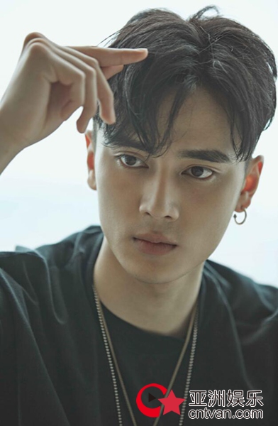 高旻睿最新写真大片曝光 太阳系少年成长进行时