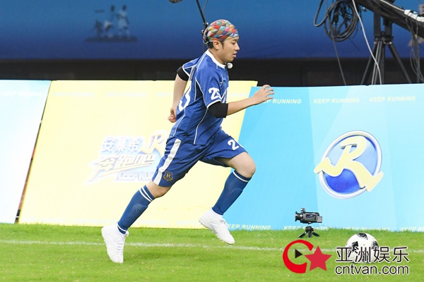 王祖蓝《奔跑吧》足球场化身小黄人 如风奔跑尽显童心