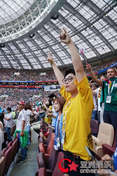大鹏观战世界杯深受感染 德国队意外失利引其一脸懵 - 风声 - 亚洲娱乐网-传递时尚娱乐生活新资讯