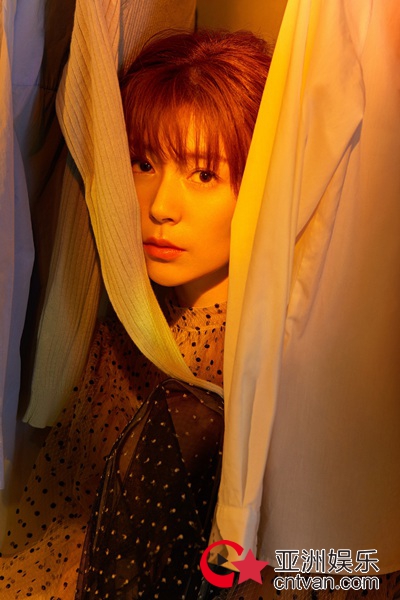 卢杉解锁新杂志封面 风格多样演绎千面时尚