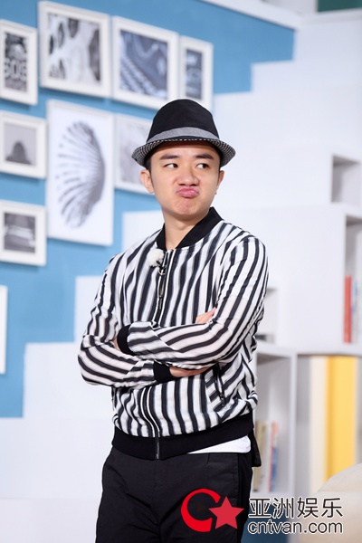 王祖蓝《奔跑吧》化身曾小blue 演技智商齐上线