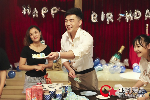 霍政谚生日会海外粉丝现身 实力宠粉惊喜不断
