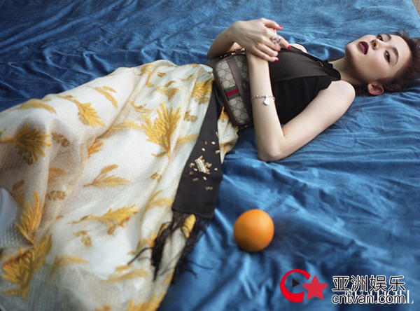 复古chic!娜扎解锁时尚双封面   猫系执着玩转多重格调