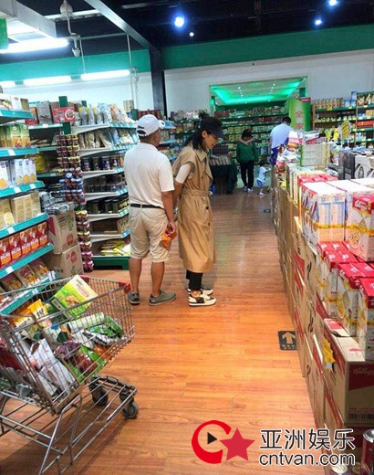 超市偶遇刘涛王珂 全程牵手幸福甜蜜!