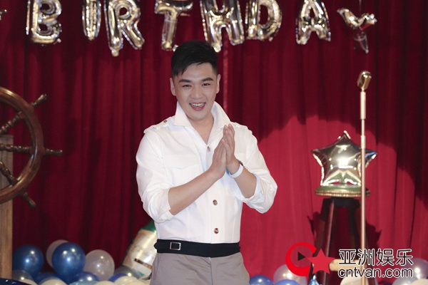霍政谚生日会海外粉丝现身 实力宠粉惊喜不断