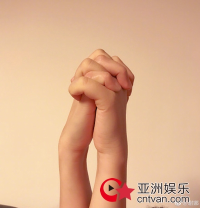 谢娜陈乔恩牵手照 深夜好姐妹聊不停！