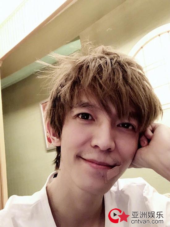 郭敬明生日自拍 留胡茬略显沧桑！