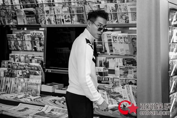 杨祐宁化身“狼系少年”徜徉米兰 最新街拍曝光