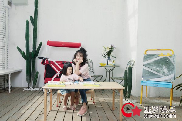 包文婧携爱女共登封面 乐享悠然夏日亲子时光