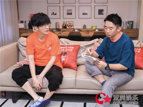 薛之谦杨迪搭档 “假正经先生”歌唱“爱情小丑”