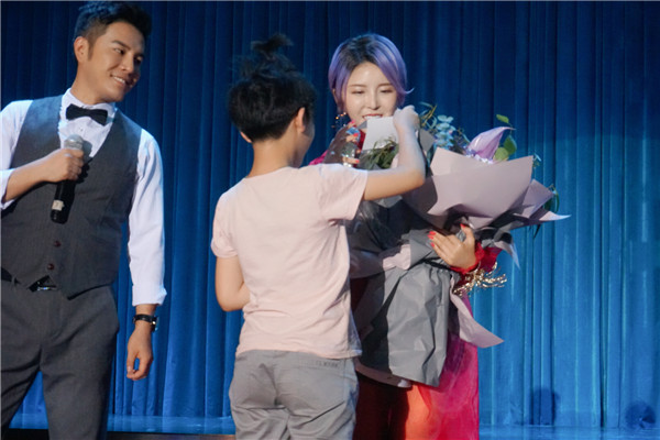 崔子格保定演唱会 被深情剖白感动落泪