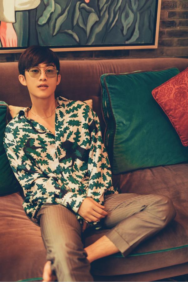 ​镇魔司男孩黄盛辉写真曝光 印花衬衫诠释夏日清凉