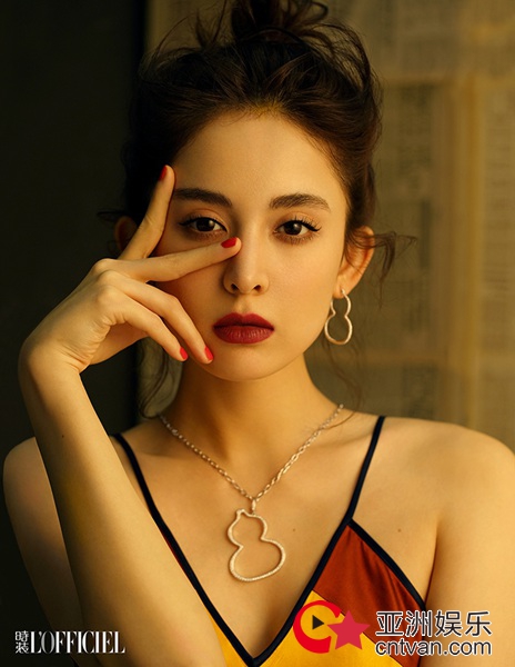 复古chic!娜扎解锁时尚双封面   猫系执着玩转多重格调
