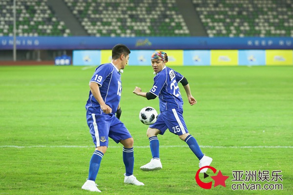 王祖蓝《奔跑吧》足球场化身小黄人 如风奔跑尽显童心