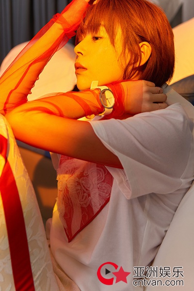 卢杉解锁新杂志封面 风格多样演绎千面时尚