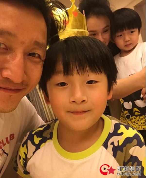 邹市明为轩轩庆生 感叹七岁小朋友长大懂事了！