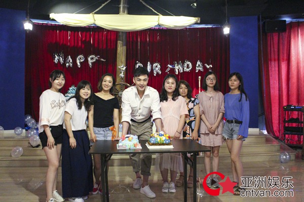 霍政谚生日会海外粉丝现身 实力宠粉惊喜不断