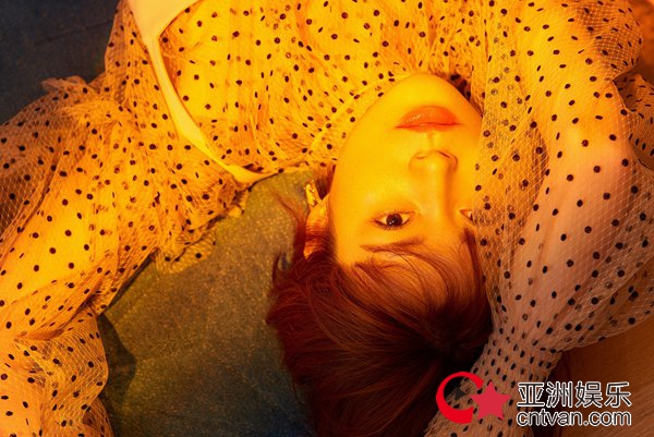 卢杉解锁新杂志封面 风格多样演绎千面时尚