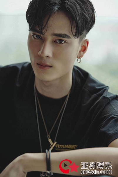 高旻睿最新写真大片曝光 太阳系少年成长进行时