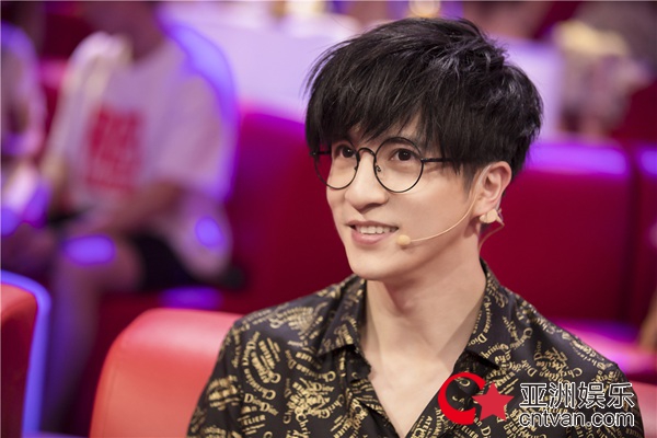 薛之谦杨迪搭档 “假正经先生”歌唱“爱情小丑”