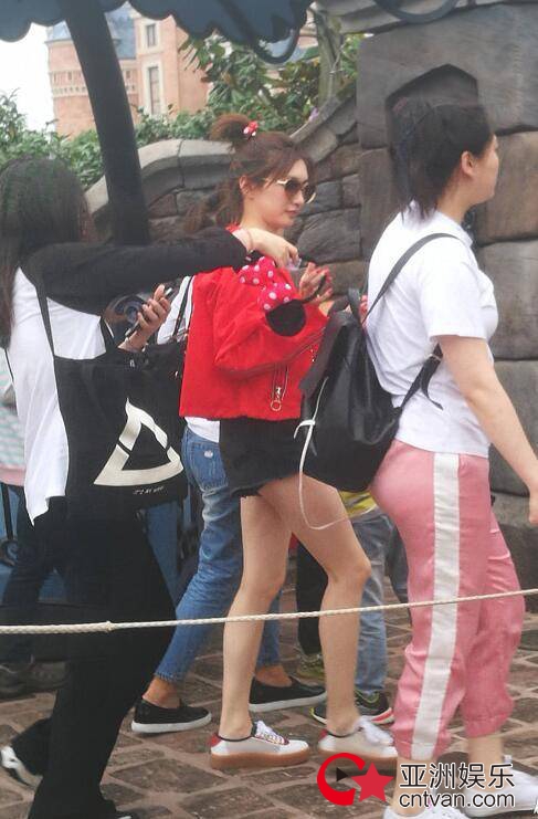 迪士尼偶遇江疏影 只见一双无处安放的大长腿!