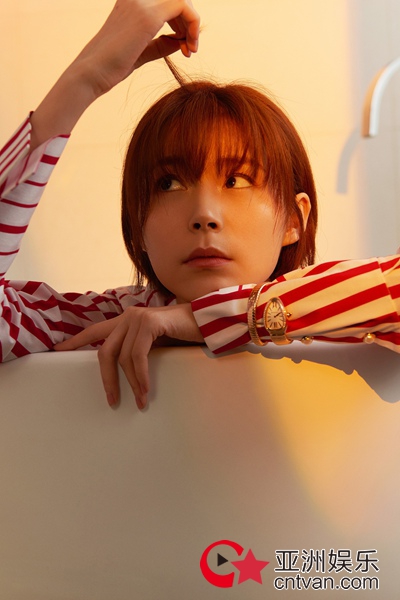 卢杉解锁新杂志封面 风格多样演绎千面时尚