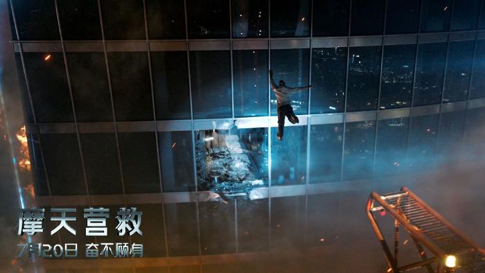 好莱坞动作大片《摩天营救》曝“英雄逆袭”特辑 香港首映礼“巨石”强森笑称人气全靠头发