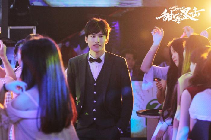 电视剧《甜蜜暴击》鹿晗斗志觉醒眼神燃 校园舞会帷幕开启