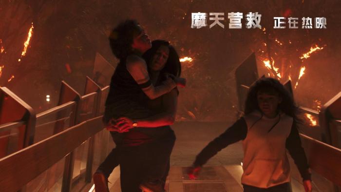 好莱坞动作大片《摩天营救》火爆上映，“巨石”强森掀起暑期动作片狂潮