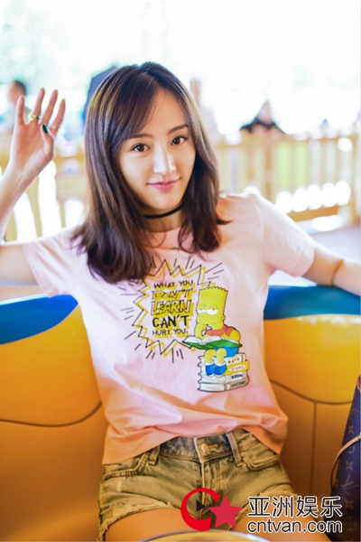 赵叶索甜美街拍 “人间蜜桃”梦幻袭来