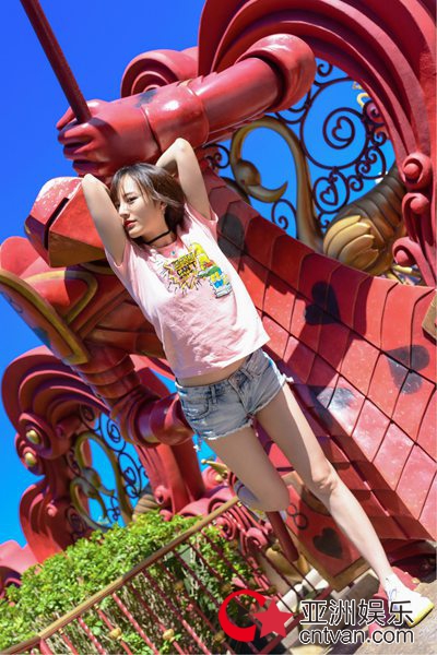 赵叶索甜美街拍 “人间蜜桃”梦幻袭来