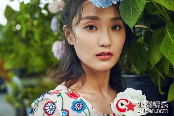 夏日花房元气少女康琳浠，与花为伴仙气十足！