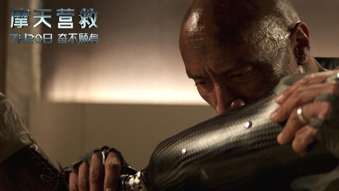 好莱坞动作大片《摩天营救》发终极物料 “巨石”强森千米高空单腿搏命