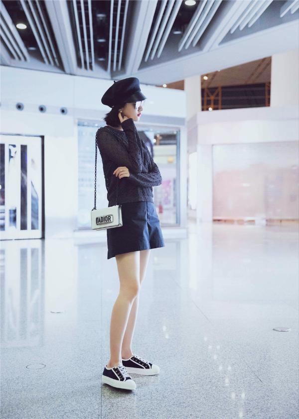景甜酷girl造型现身机场 受邀赴巴黎Dior高订秀