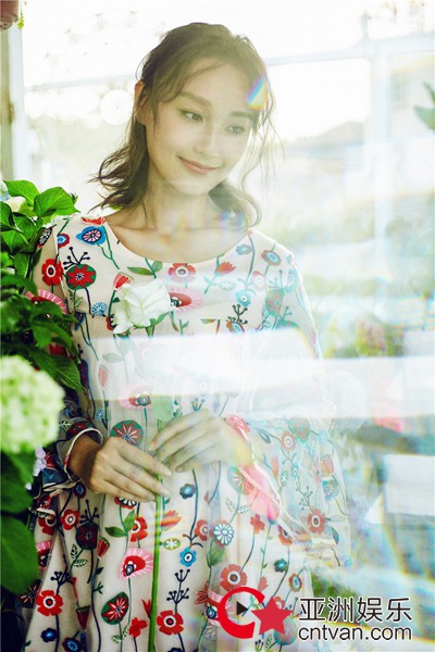 夏日花房元气少女康琳浠，与花为伴仙气十足！