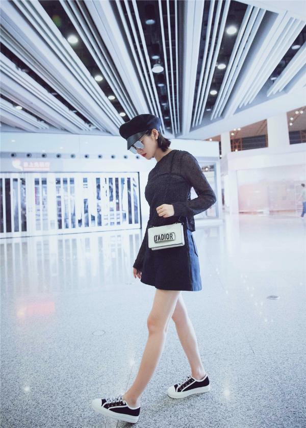 景甜酷girl造型现身机场 受邀赴巴黎Dior高订秀