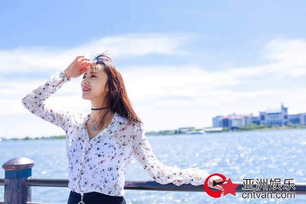 赵叶索甜美街拍 “人间蜜桃”梦幻袭来