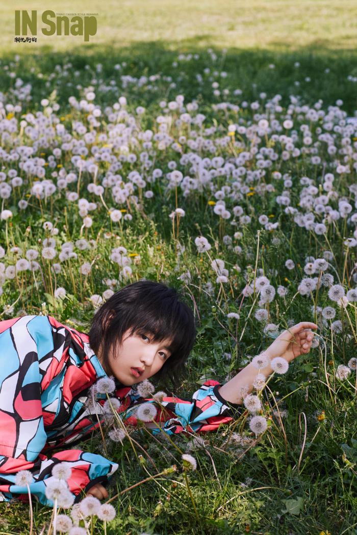 张子枫杂志新封面 被网友调侃“忧郁的拖把”