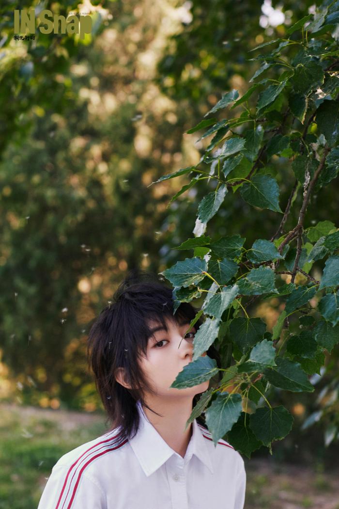 张子枫杂志新封面 被网友调侃“忧郁的拖把”