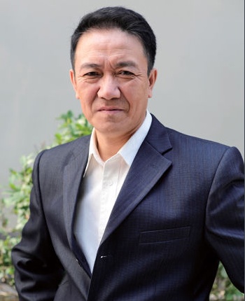 他50岁才走红 抛弃相伴多年妻子净身出户 因戏生情娶小13岁娇妻