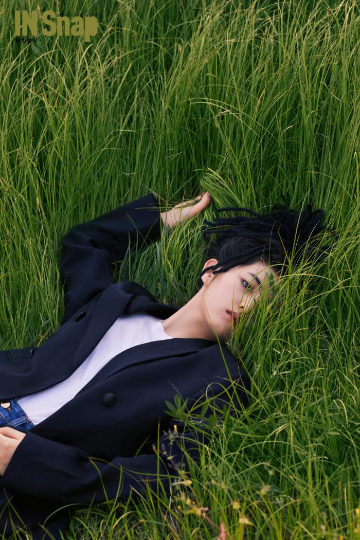 张子枫杂志新封面 被网友调侃“忧郁的拖把”