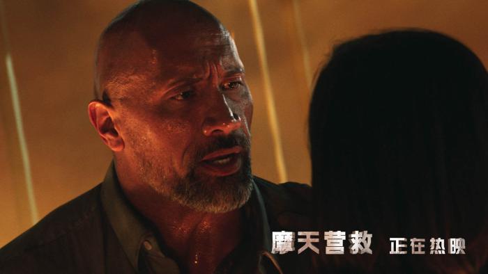 好莱坞动作大片《摩天营救》火爆上映，“巨石”强森掀起暑期动作片狂潮