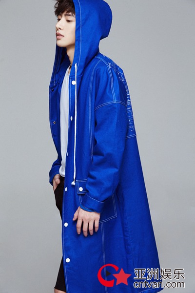 王佑硕曝活力时尚写真 蓝色外套更显青春魅力 - 风声 - 亚洲娱乐网-传递时尚娱乐生活新资讯