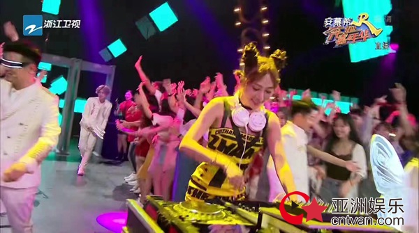世界百大DJ KAKA亮相《奔跑吧》嘉年华 电音秀嗨爆全场