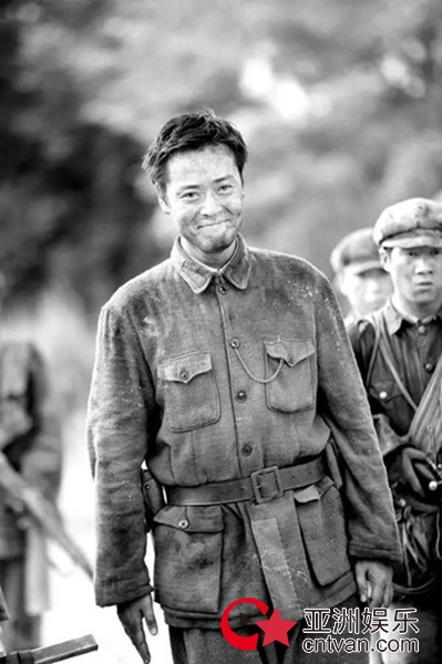 “陈树湘”戏里戏外形象反差大 张桐的生活照简直嫩出水