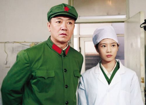 他50岁才走红 抛弃相伴多年妻子净身出户 因戏生情娶小13岁娇妻