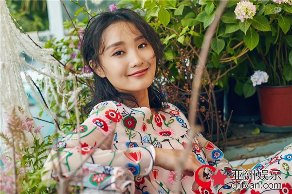 夏日花房元气少女康琳浠，与花为伴仙气十足！